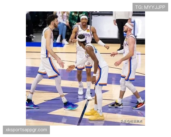 比尔的无球移动胜过布克，制造更多三分空位